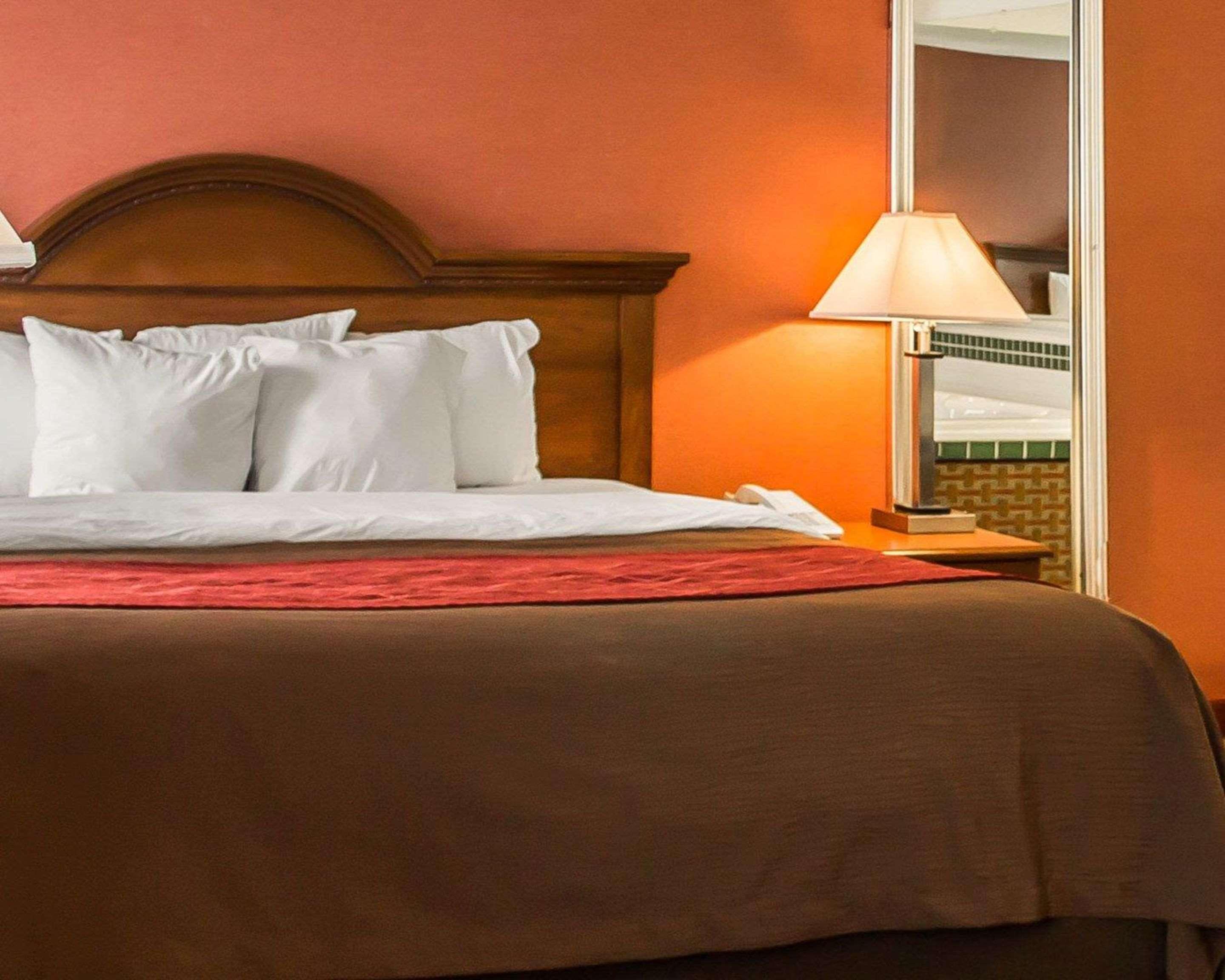 Quality Inn East Liverpool Exteriör bild