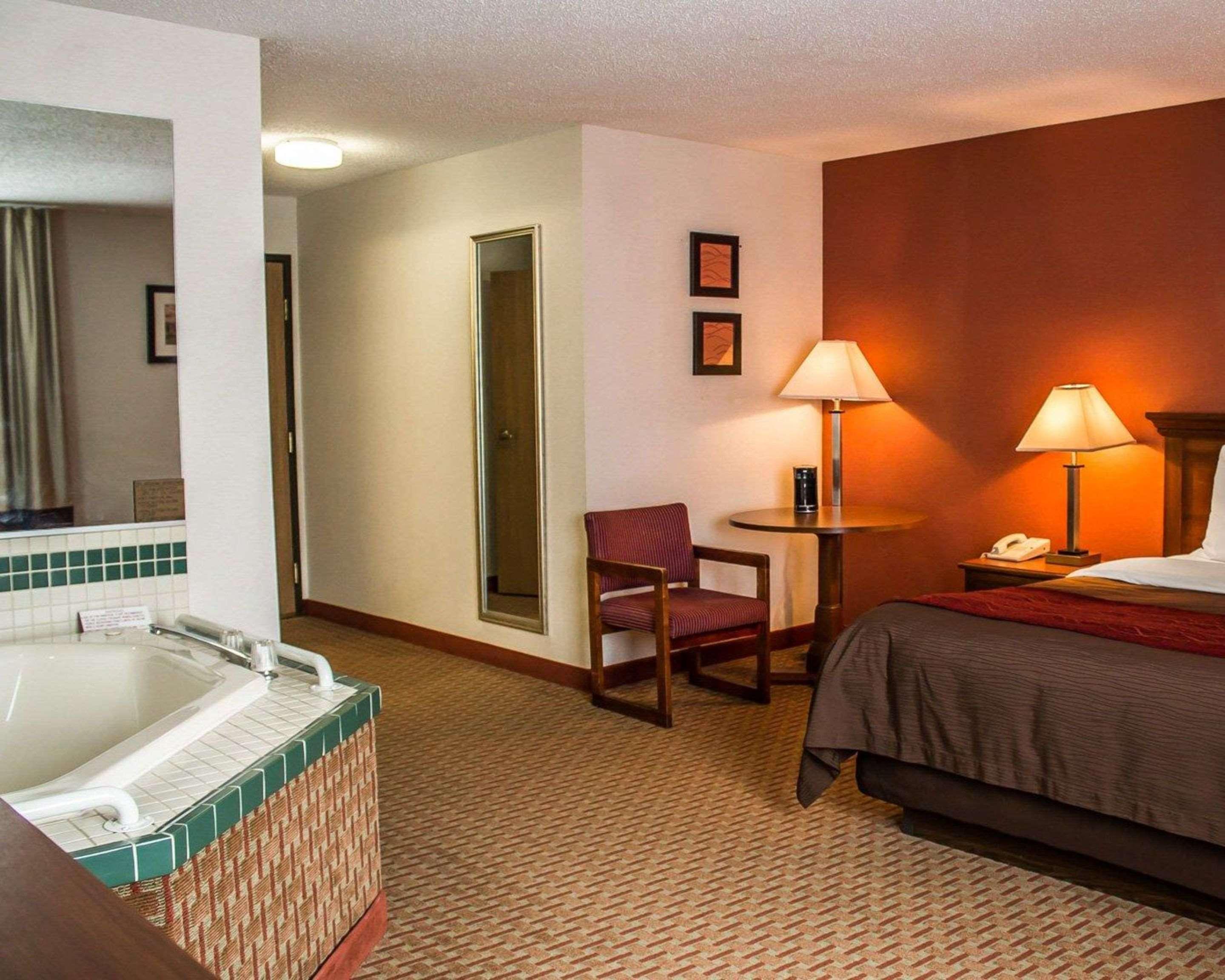 Quality Inn East Liverpool Exteriör bild