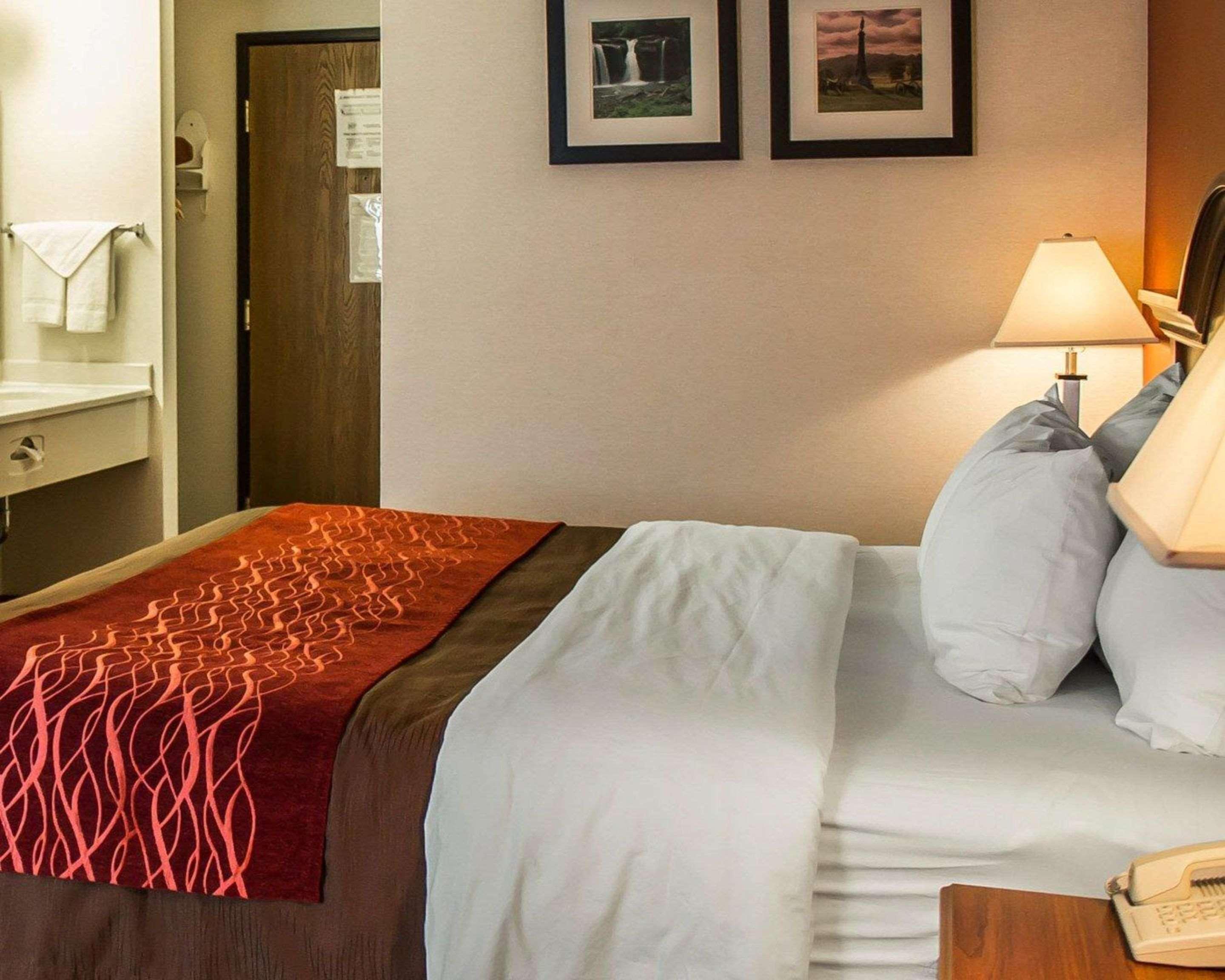Quality Inn East Liverpool Exteriör bild