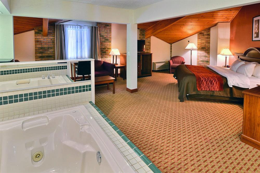 Quality Inn East Liverpool Exteriör bild