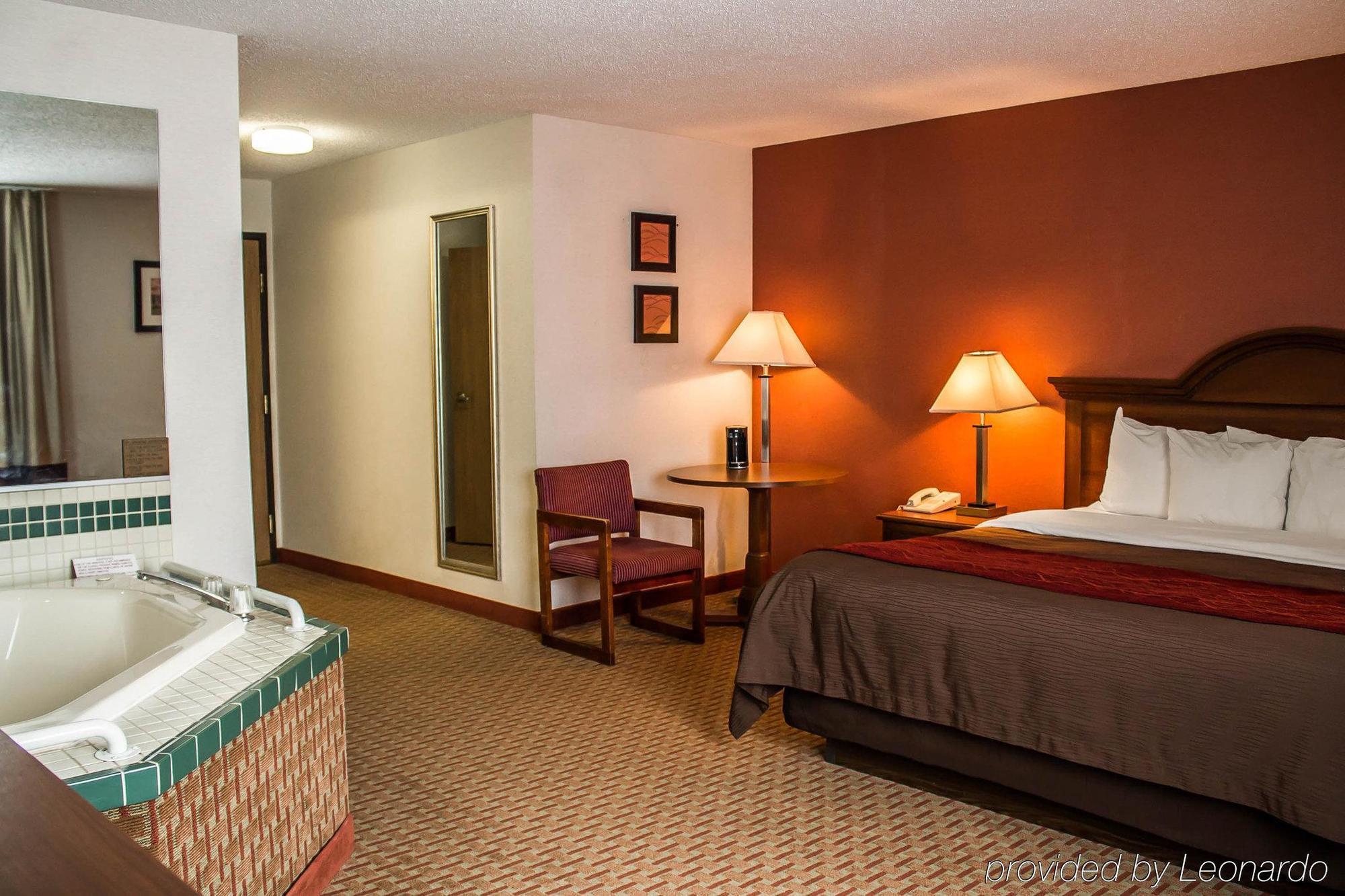 Quality Inn East Liverpool Exteriör bild