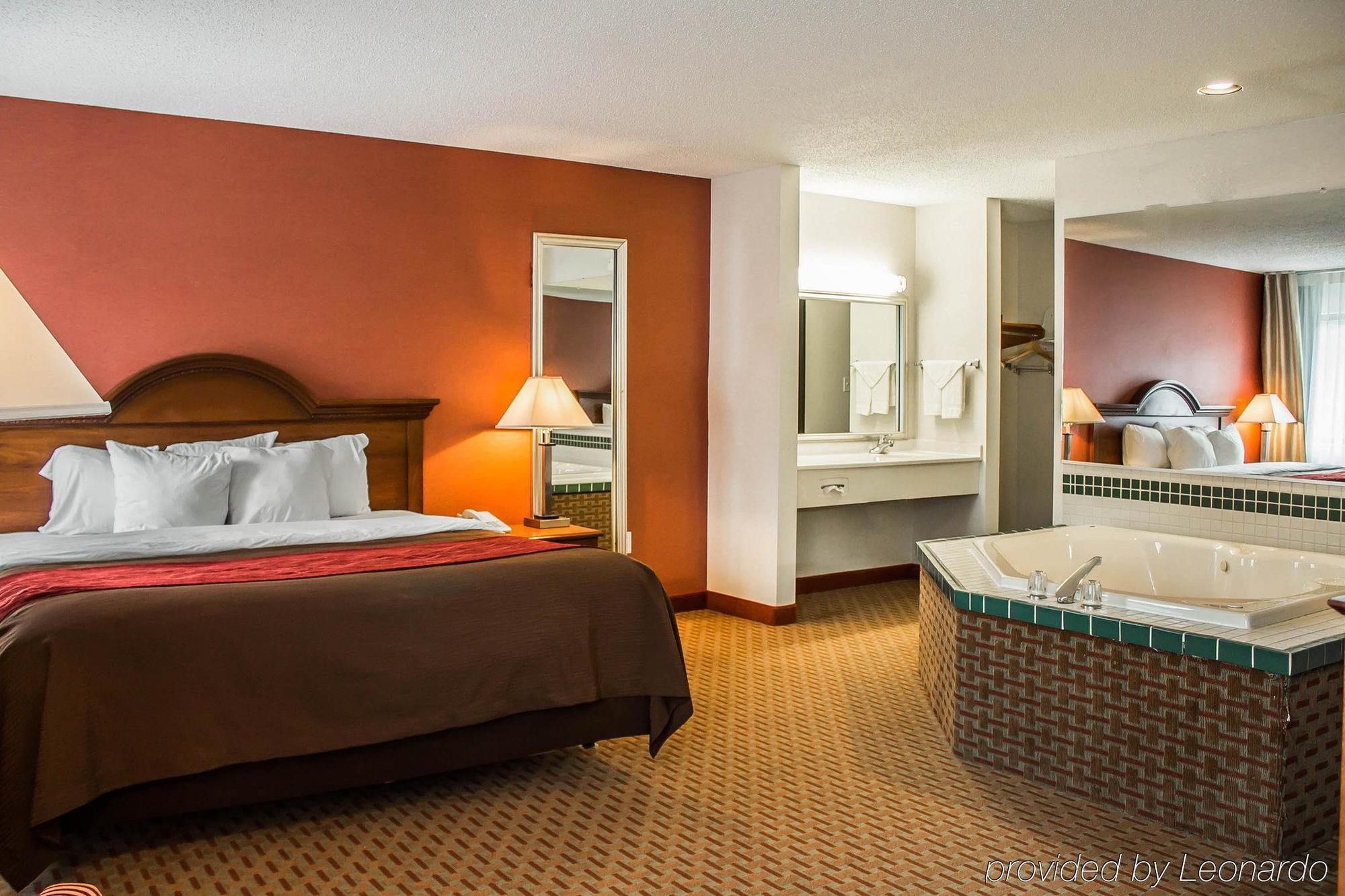 Quality Inn East Liverpool Exteriör bild