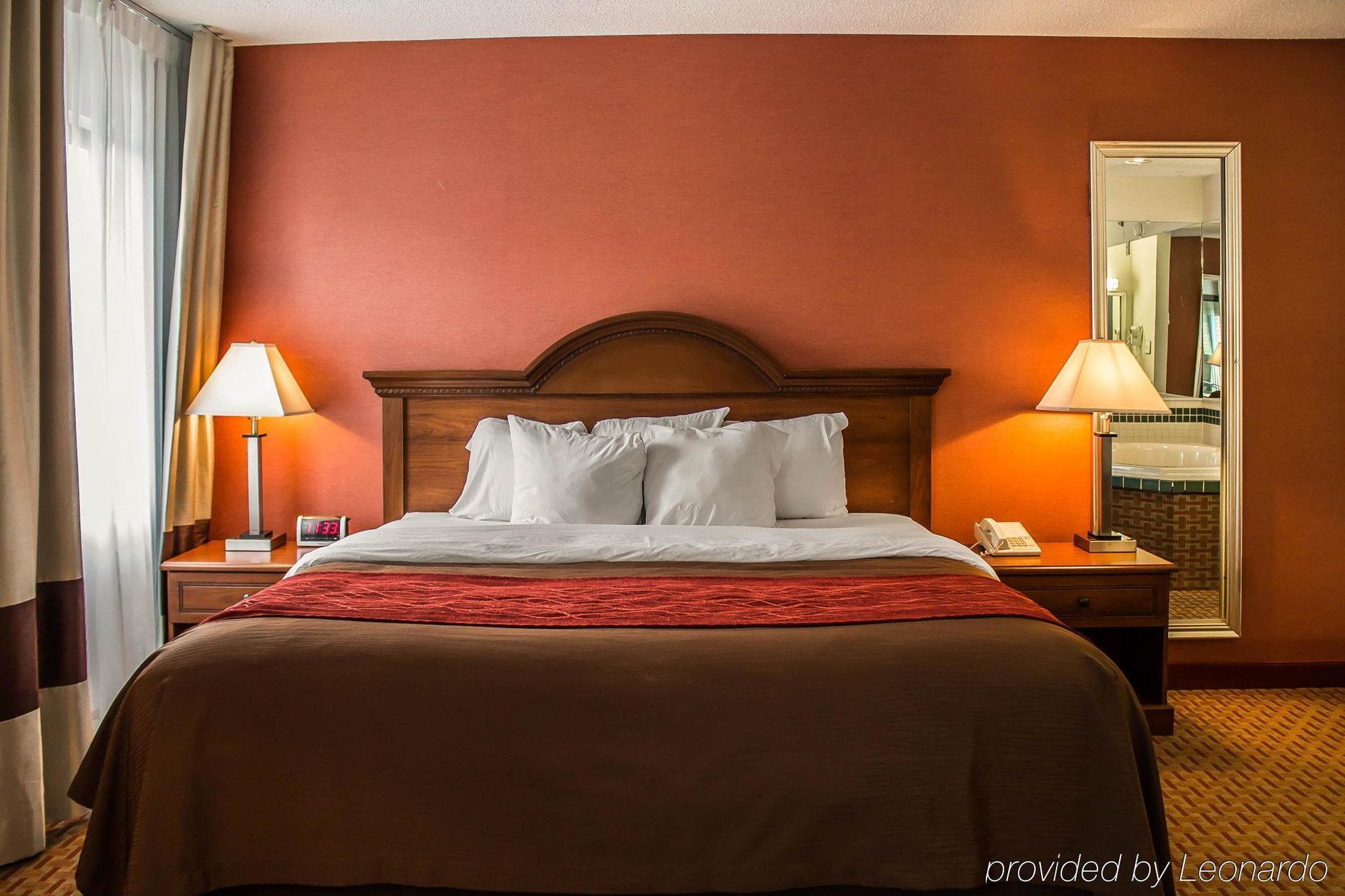 Quality Inn East Liverpool Exteriör bild