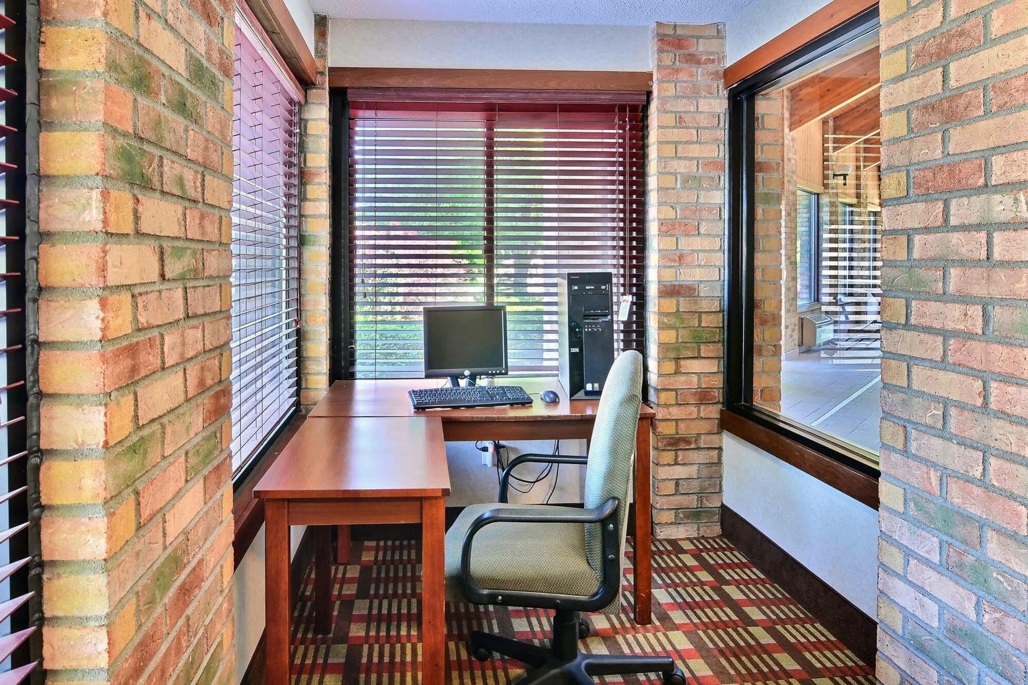 Quality Inn East Liverpool Exteriör bild